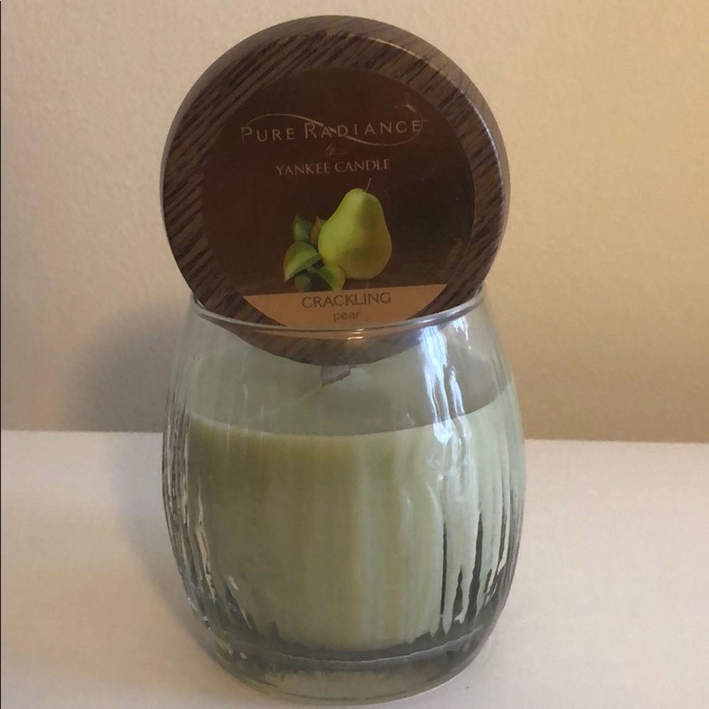 *CRACKLING* Yankee Candle Pear